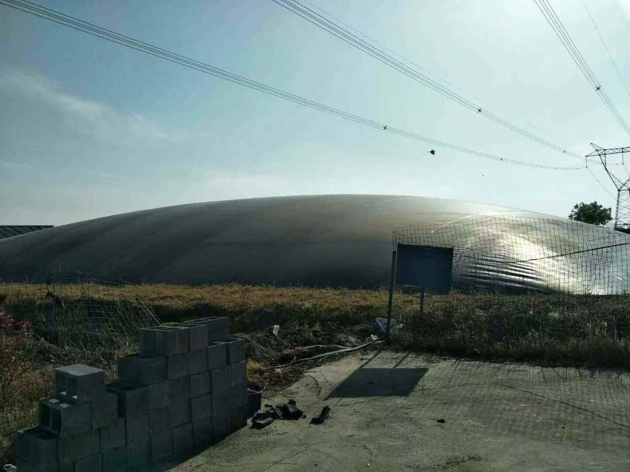 修筑完工的外圍堰鋪設(shè)土工膜表面一定要加寬嗎？