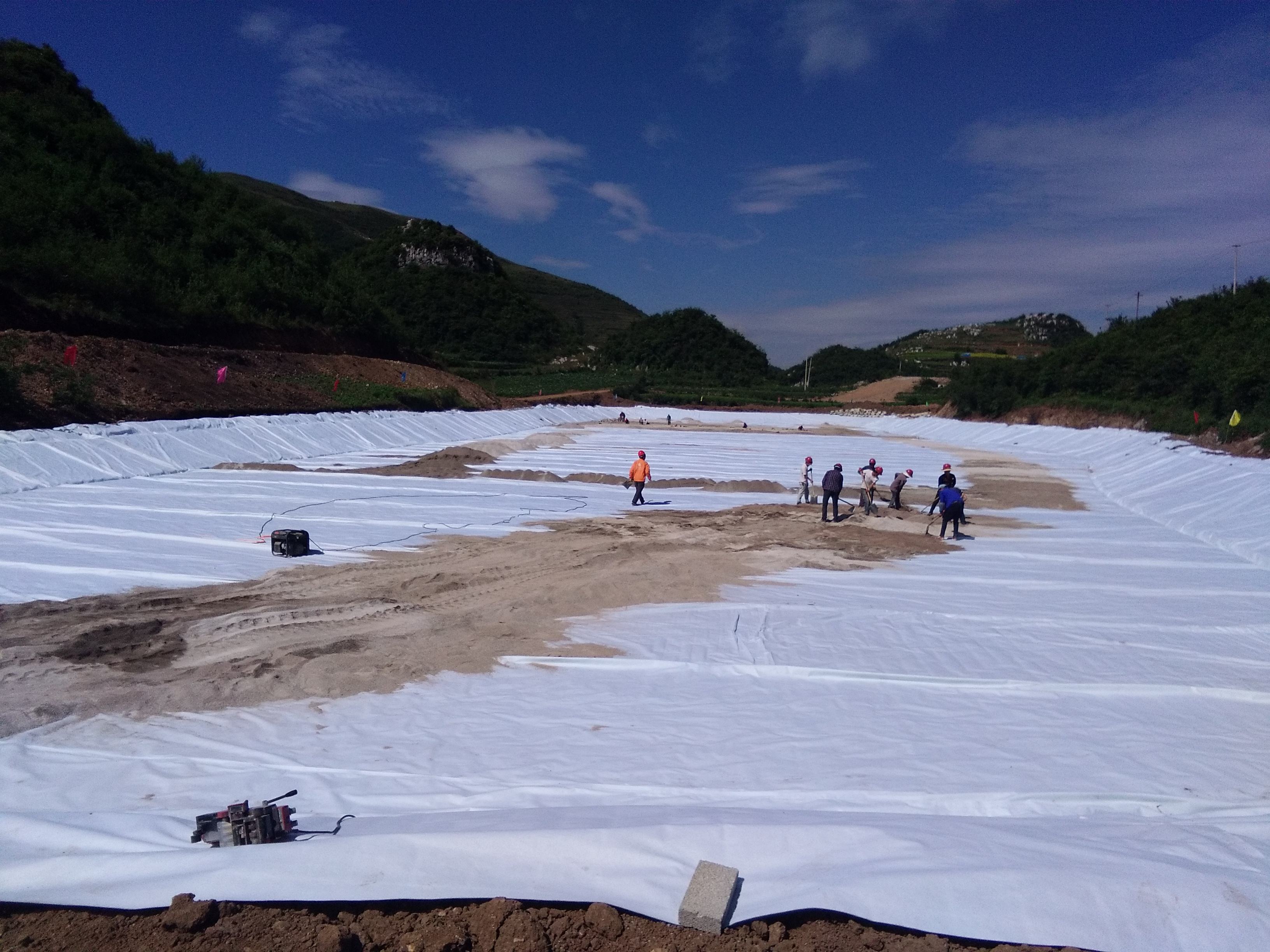山谷型垃圾填埋場防滲土工膜規(guī)格應(yīng)如何設(shè)計(jì)？